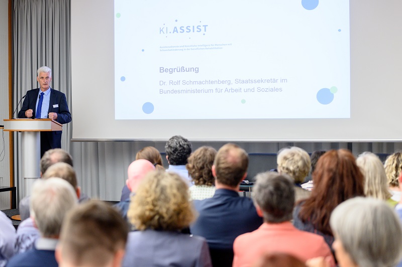 Dr. Rolf Schmachtenberg mit Publikum