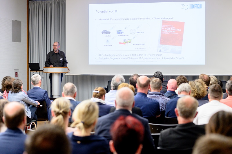 Dr. Aljoscha Burchardt mit Publikum